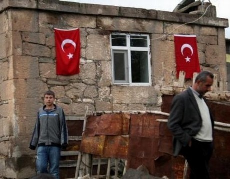 PKKlı Oğlunun Mezarına Türk Bayrağı Astı
