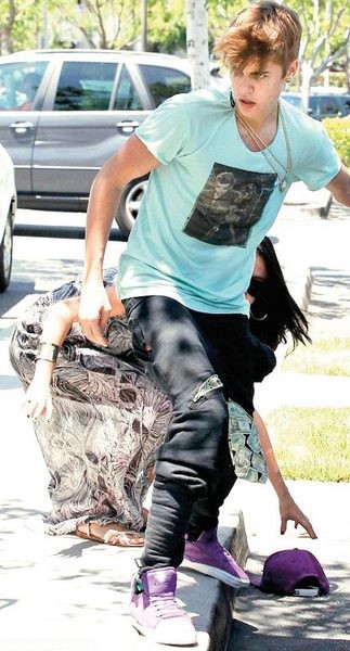 Justin Bieber Paparazzilere Saldırdı!