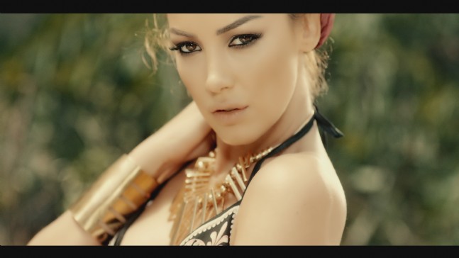 Petek Dinçöz Kamera Karşısında