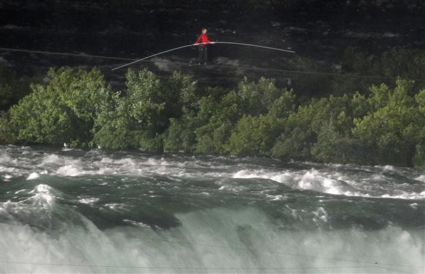 Niagara Şelalesini İp Üzerinde Geçti