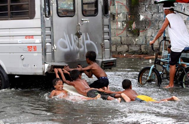Sıradan Bir Günmüş Gibi Davranıyorlar
