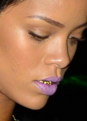 Rihanna Dişlerinin Üzerine Altın Izgara Yaptırdı