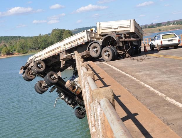 Köprüde Böyle Asılı Kaldı