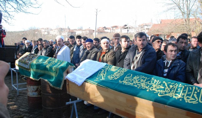 Öldürülen Anne Ve Çocukları Toprağa Verildi