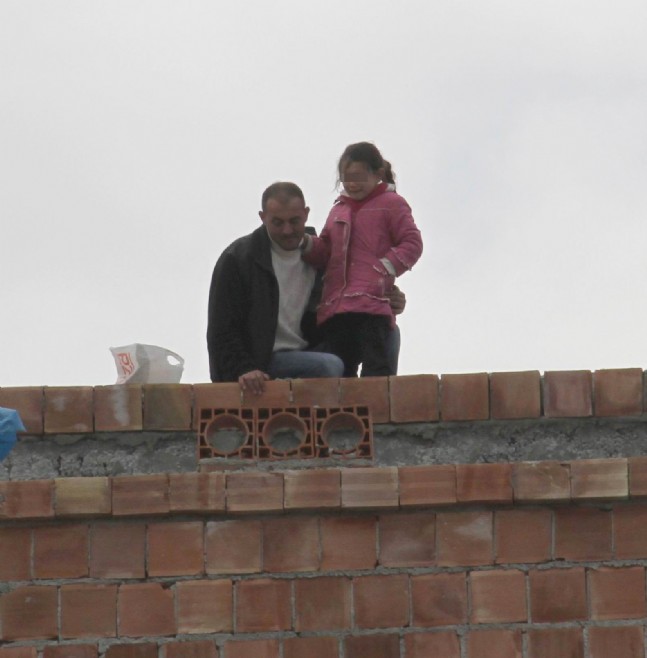 Eşi boşanmak isteyince kızını rehin alıp intihar etmek istedi