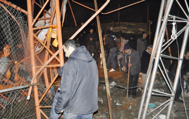 Halı Sahanın Duvarı Çöktü