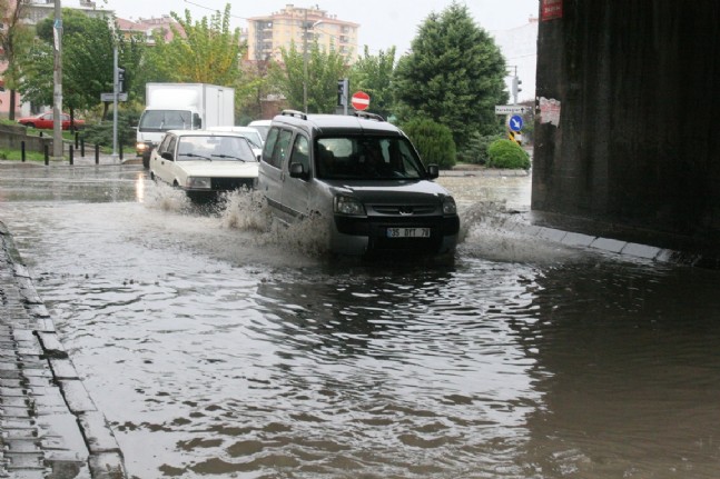 İzmir Sele Teslim Oldu