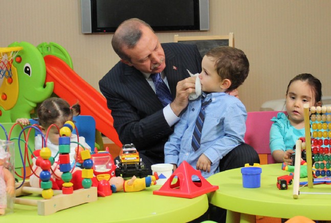 Başbakan Erdoğan, Ak Parti Genel Merkezinde Çocuk Oyun Alanını Gezdi