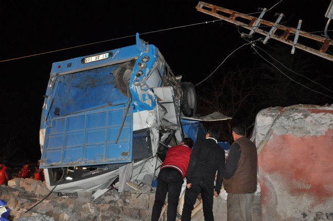 Kayseri'de Öğrencileri Taşıyan Otobüs Devrildi