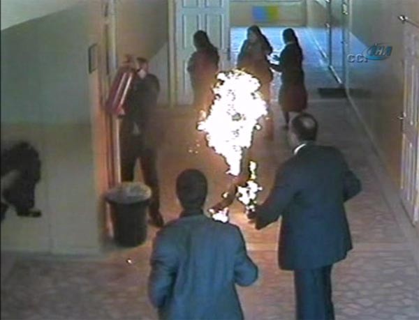 Liseli Genç Alev Elev Yandı