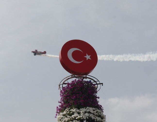 Adana'da Gösteri Uçağı Düştü