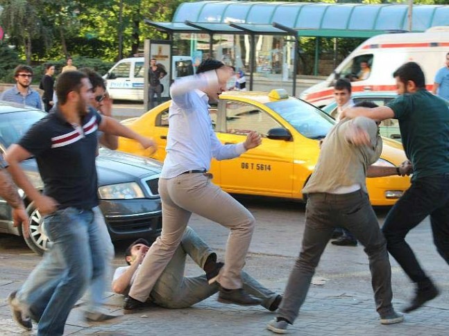 Öpüşme Eylemine Bıçaklı Saldırı! İşte Şok Fotoğraflar