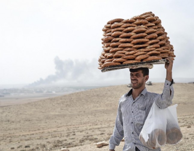 Kobani Sınırında Ekmek Parası