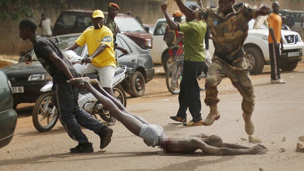 afrika - Müslüman adama Kan donduran işkence!