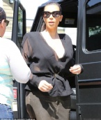 kardashian - Kim Kardashian Giydiği Etekle Alay Konusu Oldu