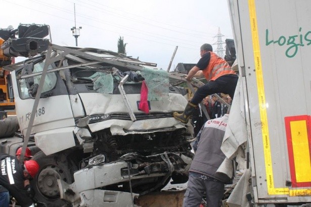 TIR, Ortalığı Savaş Alanına Çevirdi: 2 Ölü