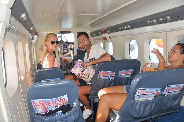 Serdar Ortaç ile eşi uçakta baş başa