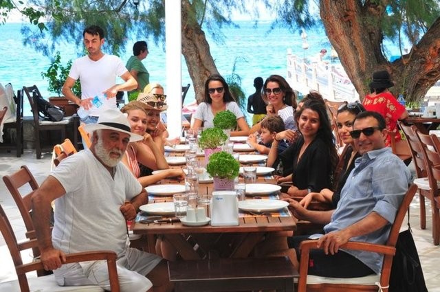 El Roman ailesi tatilde