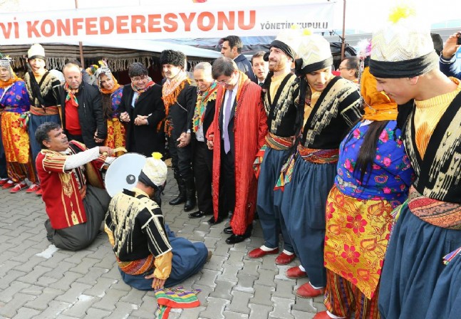 Başbakan Ahmet Davutoğlu Halay Çekti
