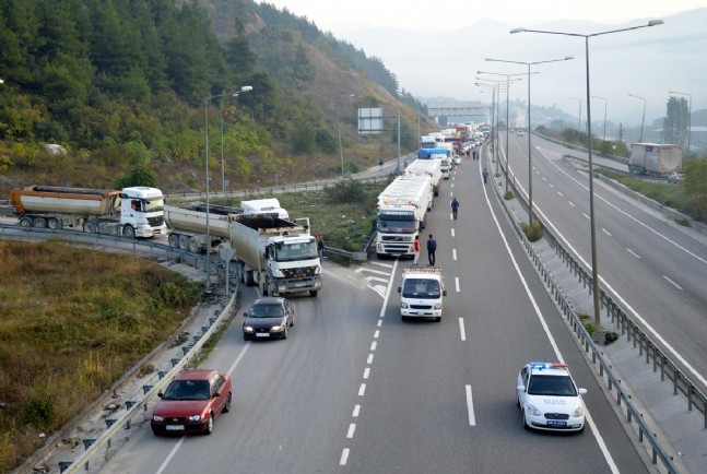 Sakaryada feci kaza: 3 ölü, 3 yaralı