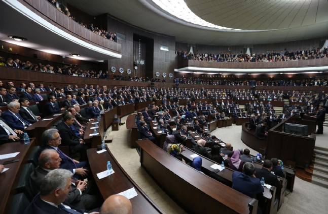 grup toplantisi - Ak Parti Grup Toplantısında Davutoğlu'na rozet verildi