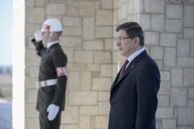 cumhurbaskani - Davutoğlu, Denktaşın Mezarını Ziyaret Etti