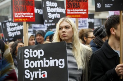 daes - İngiltere'de Suriye'ye Saldırı Protestosu