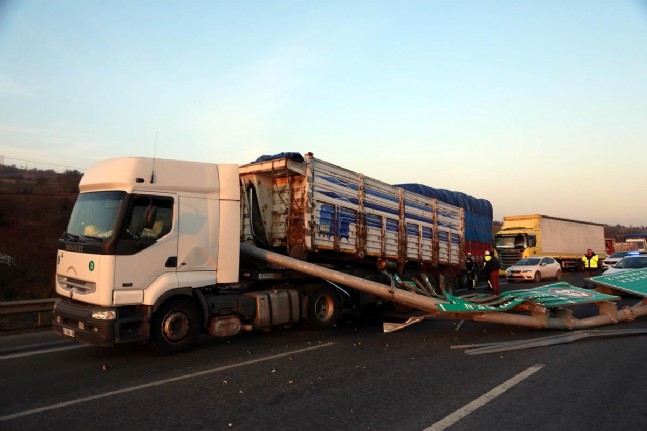 Tırın Çarptığı Levha Otoyolu Kapattı