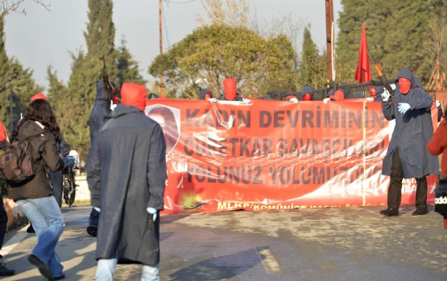 Kaleşnikofların Gölgesinde Cenaze Töreni