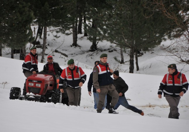 2 metre karda nefes kesen çalıntı traktör operasyonu