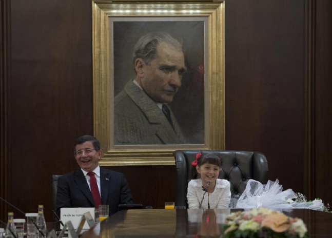 Başbakan Davutoğlu koltuğunu devretti!