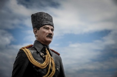 ataturk - Atatürk Ve Silah Arkadaşlarının Heykellerine Bakım