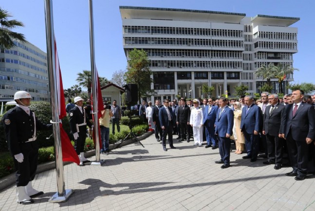 Davutoğlu, İzmir'de Başbakanlık Ofisini Açtı