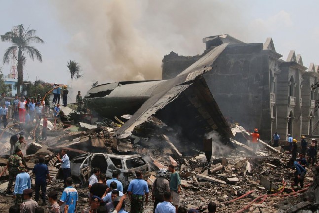 endonezya - Endonezya'da Askeri Uçak Düştü: 38 Ölü