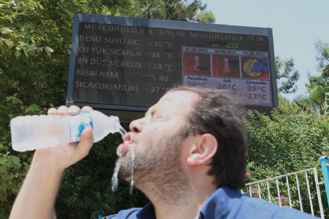 Antalya'da Sıcak Hava Bunalttı