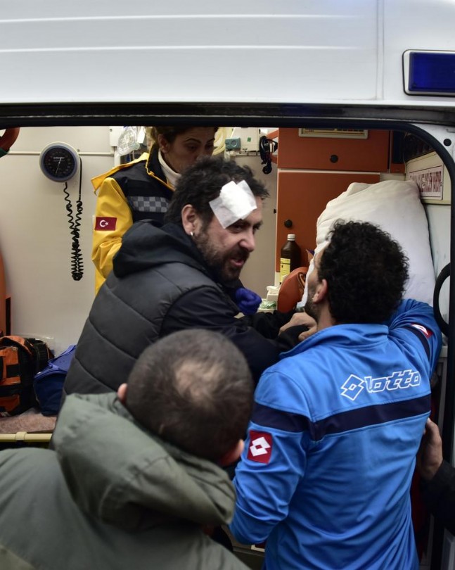 Nejat İşler'in Kafası Yarıldı