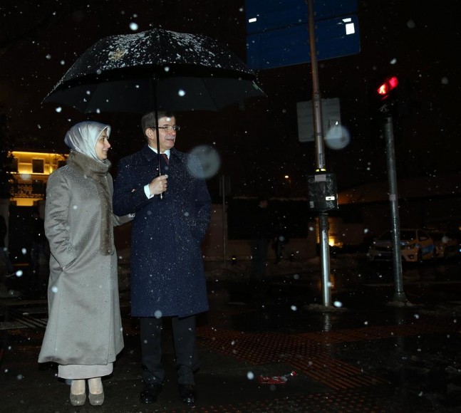 Başbakan Davutoğlu, eşiyle Beşiktaş'ta yürüdü