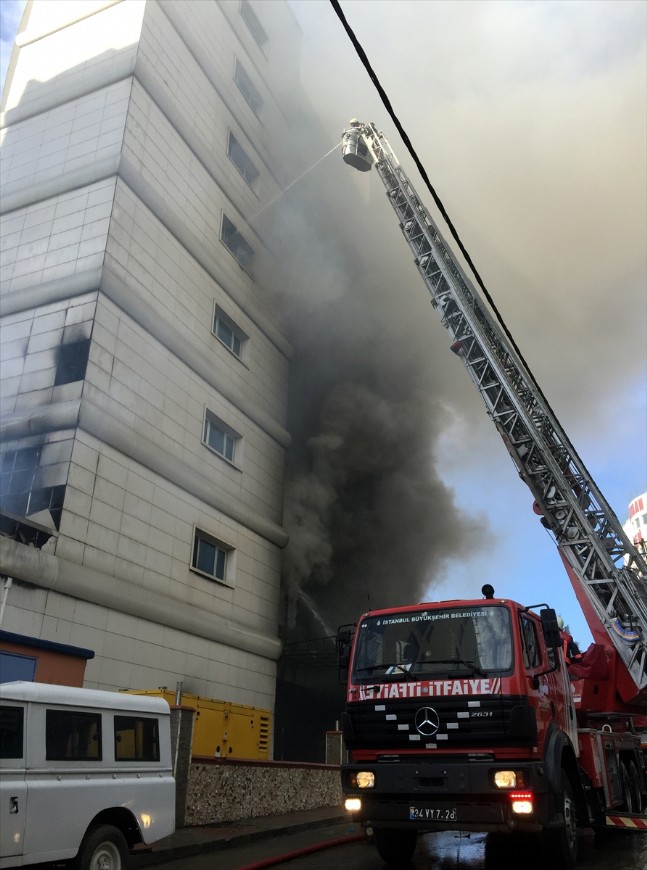 Maltepe'de 8 katlı iş merkezinde yangın