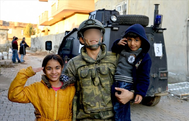 Askerden miniklere şeker