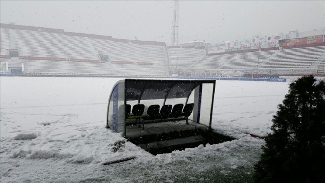 Hüseyin Avni Aker Stadı'nda 15 Santimetrelik Kar