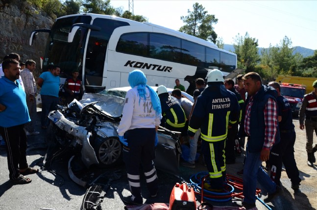 Yolcu Otobüsü İle Otomobil Çarpıştı: Ölü Ve Yaralılar Var
