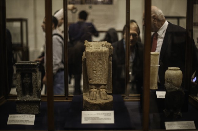 Mısır'da kaçakçıların elinde yakalanan tarihi eserler sergileniyor