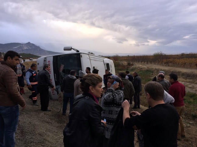 Denizli'de Yolcu Otobüsü Devrildi