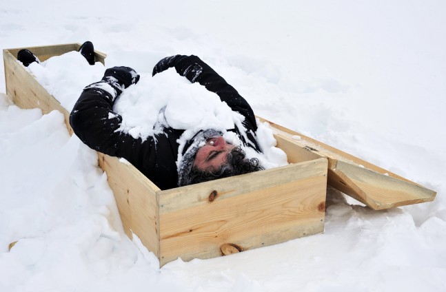 Öğretim Üyesinden Teröre Tabutlu Protesto
