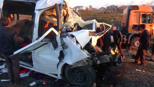 Diyarbakırda Korkunç Kaza: 7 Ölü 16 Yaralı