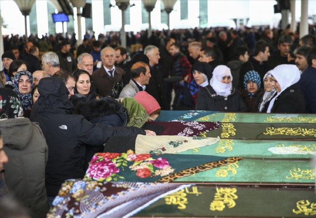 Alçak saldırıda ölenler toprağa verildi