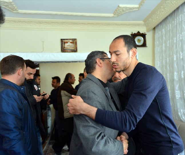 Umut Bulut Baba Evinde Taziyeleri Kabul Etti