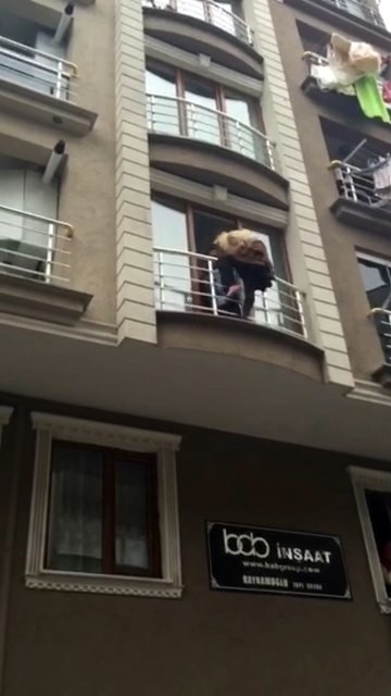 Koca Şiddeti Balkondan Balkona Atlattı