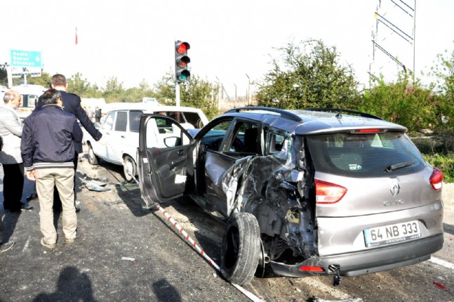 Kamyon Kırmızı Işıkta Bekleyen 7 Aracı Biçti