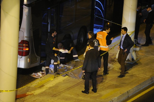 Zabıtalardan Korkup Yola Fırladı, Metrobüsün Altında Kaldı